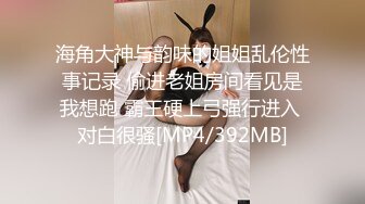 用羽毛挠老婆骚逼