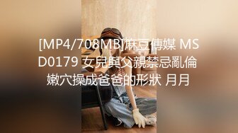 理发店的骚表姐露脸晚上店里关门后激情开啪，小哥很卖力无套抽插多种体位69互舔，压在身下爆草射了一逼