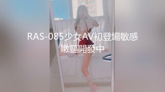 娇小亚裔小妞被大黑屌操得骚逼湿透，然后被内射