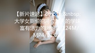 珠光宝气的蓝色连衣裙美女