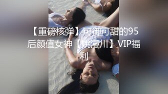 穿着睡衣躺在床上玩弄自己粉嫩的无毛穴