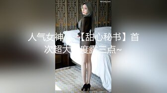 女学生在被占用的厕所前尿尿 (1)