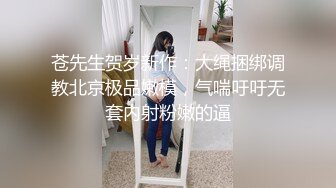 在女友宿舍里操她，一边操一边担心舍友回来，紧张又刺激，文静女友性感开档肉丝大长腿太反差了