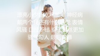 《极品CP☀️魔手外购》原版4K热闹商场女厕偸拍超多小姐姐方便，能看脸又能看壁，半蹲式撅个大腚双洞粉嫩过瘾极了 (2)