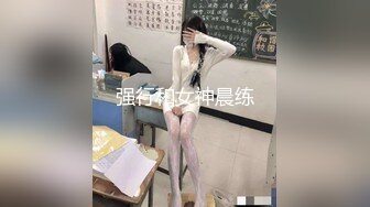 白皙女友，踩着头干她