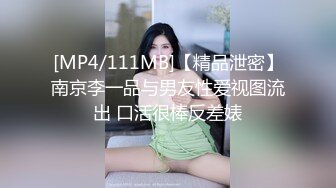 可爱嫩妹【小晶晶】年龄不大超会玩，一身黑衣搔首弄姿，手指扣穴全是水，水晶假屌爆插