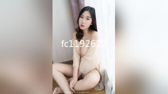 清纯萌动的服务员小美女，吃完饭尾随她上厕所偷拍了一番，小穴流水水还挺动人