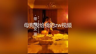 两个年轻小妹伺候叔侄两激情4P啪啪大秀，一起舔弄鸡巴和蛋蛋样子好骚，伺候了小伙子又伺候大哥哥浪叫呻吟