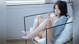 白虎 无毛小美女 掰着BB尿尿 生怕尿到自己裤子上