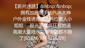 妹子在出租车上要小哥放音乐脱衣服发骚