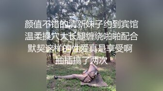 两个高挑美女护士制服白丝情欲躁动互相爱抚，戴上硕大鸡巴啪啪大力抽送