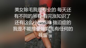 3P前后艹骚熟女，阿姨两个大叔强暴，按住偷口暴吞精！