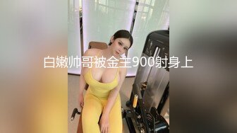 妹子抓着大鸡巴慢慢吸吮着龟头