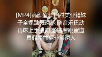 偷拍兩個妹子洗澡,以為貼上窗花就不用拉窗簾了