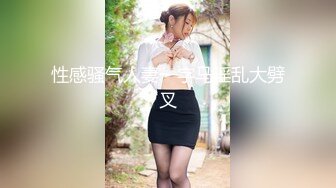 笑起来甜美逼逼无毛新人萌妹小尺度诱惑，撩起衣服露奶子揉捏，不穿内裤翘起屁股扭动，偶尔给看下逼逼诱人