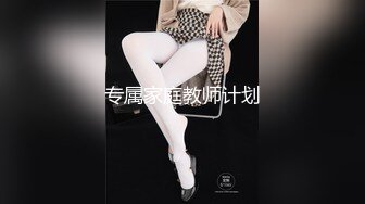 《极品CP魔手外购》商场女厕近景镜头先拍脸再拍逼，各种年轻美女小姐姐小少妇方便，大屁股潮妹透明内裤简直太骚了 (4)