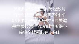 在酒店邮寄快递，老婆穿上露出款超级短裙故意在快递小哥面前弯腰在行李箱拿衣服让快递小哥看到完全露出的PP，看看快递小哥的反应吧。(角度一)