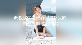 父亲刚离开硕大乳房的美艳妈妈就被儿子一把搂住，用力揉捏奶子亲吻猛吸猛操征服