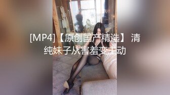 女工宿舍简易冲凉房洞中超近距离偷窥两个少妇洗澡看着阴毛真想伸手摸逼