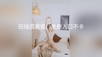 公交车站一路跟踪CD短裙美女竟然没有穿内内??两片有点发黑的大阴唇直接暴露出来了