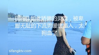 夏天洗澡不關窗的母女倆,翹立的乳頭和稀疏的陰毛真想沖進去玩個3P