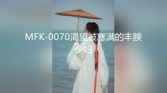 狗男女做个地铁还抠妹子的逼