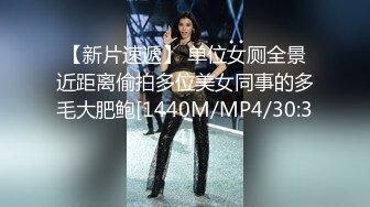 出租屋女厕偷拍两个爱玩手机的美女