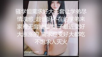 KTV女厕偷拍 长发高跟美女在B里面找什么呢 那么仔细