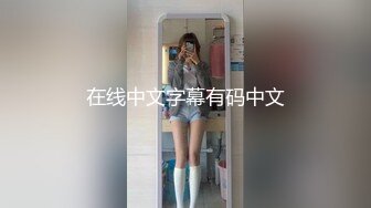 美娇妻趴沙发边玩手机边吃屌啪啪