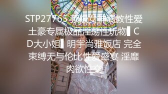 商场尾随化妆品专柜女售货员进女厕偷窥她嘘嘘妹子身材高挑逼毛浓密性感很有撸点