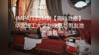 上海大学生情侣约单男酒店3P，【3P大战00后】这么美艳的女友舍得贡献出来，身材极品颜值高，体验两个男人一起玩弄的刺激