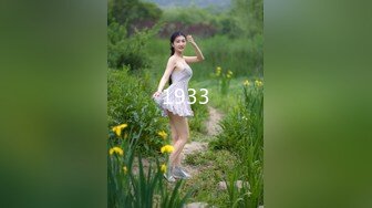 一个小哥玩三个少女萝莉精彩4P，全程露脸真他么禽兽，享受小渣女们的口活服务，轮草爆草抽插还玩道具射嘴里1