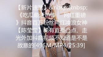 可爱cos女仆坐在大鸡巴上贪婪的摇晃