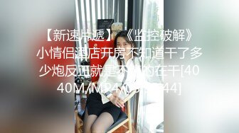 国内厕拍大神潜入大学城女厕偷拍现在的妹子都喜欢在厕所里玩手机啊