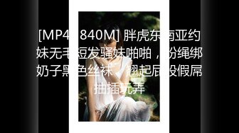 [MP4/ 982M]&nbsp;&nbsp;网约骚女激情4P，一男三女镜头前的淫荡，沙发上揉奶玩逼，轮草三女激情抽插，淫声荡语不断，精彩刺激别错过