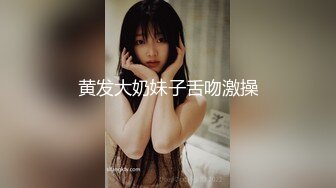 -两女一男宾馆互玩 揉奶扒开内裤露逼口交 翘起屁股舔奶头