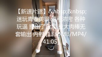 金发蓝眼睛的斯凯需要在她的大型演讲之前放松一下。在那里，她遇到了阿丽娜和她的男朋友，他们使用掌上电脑