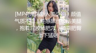 最新厕所偷窥高挑身材美女尿尿