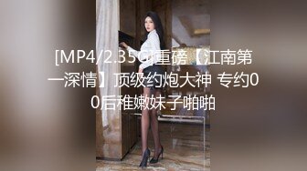 单位女厕近距离偷窥牛仔裤美女逼洞吊着一条凝固的血条