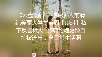 娇小精致小美女红衣修身包臀裙和两个猛男游玩在酒店享受两根大鸡巴的抽送