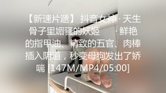 极品女仆姐妹花一起服侍，掏出鸡巴用力添吸互相亲吻吸奶双飞啪啪猛顶