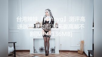 [MP4/ 403M] 超正的大奶子，小少妇一个人在家诱惑狼友，超级美乳撅着屁股掰开骚逼给狼友看骚穴自慰