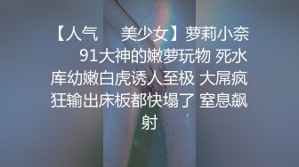 母狗被操着还抓着鸡巴吃