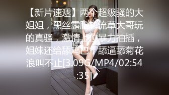 [MP4/ 1.03G] 酒吧少妇激情4P，露脸颜值不错伺候三个大哥，交大鸡巴，让三个大哥在床上玩弄