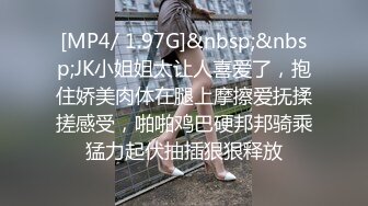 [MP4/ 389M] 漂亮美女3P 一白一黑两根大肉棒 还是选择黑祖宗的插逼 另一根插嘴 表情很舒坦