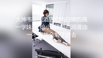 上海车展色色的摄影师各种角度 捕捉身材火爆的美女模特各种不经意间的走光 (1)